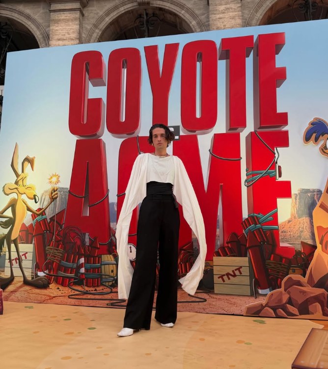 Ospite davanti al photocall di un evento